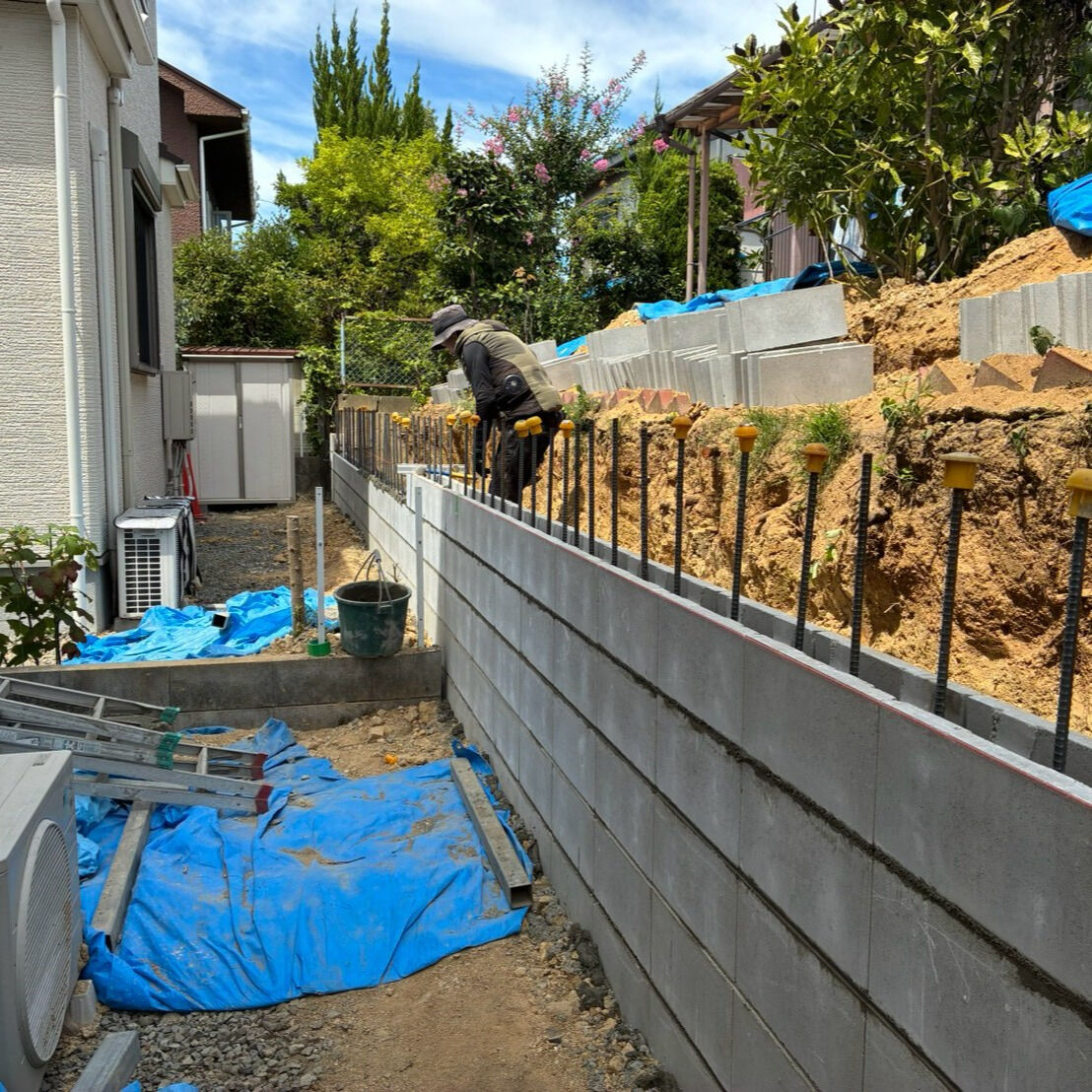 擁壁復旧現場ですが、新しいCPブロック擁壁工事が始まりました